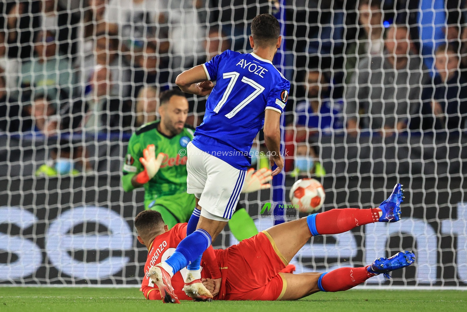 Ayoze Perez #17 of Leicester City scores to make it 1-0