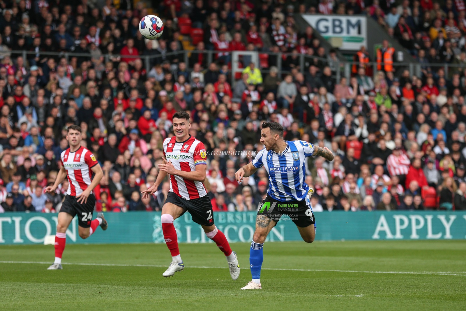 Lee Gregory #9 of Sheffield Wednesday heads towards goal during the Sky Bet League 1 match Lincoln City vs Sheffield Wednesday at Gelder Group Sincil Bank Stadium, Lincoln, United Kingdom, 22nd October 2022

(Photo by Arron Gent/News Images)
