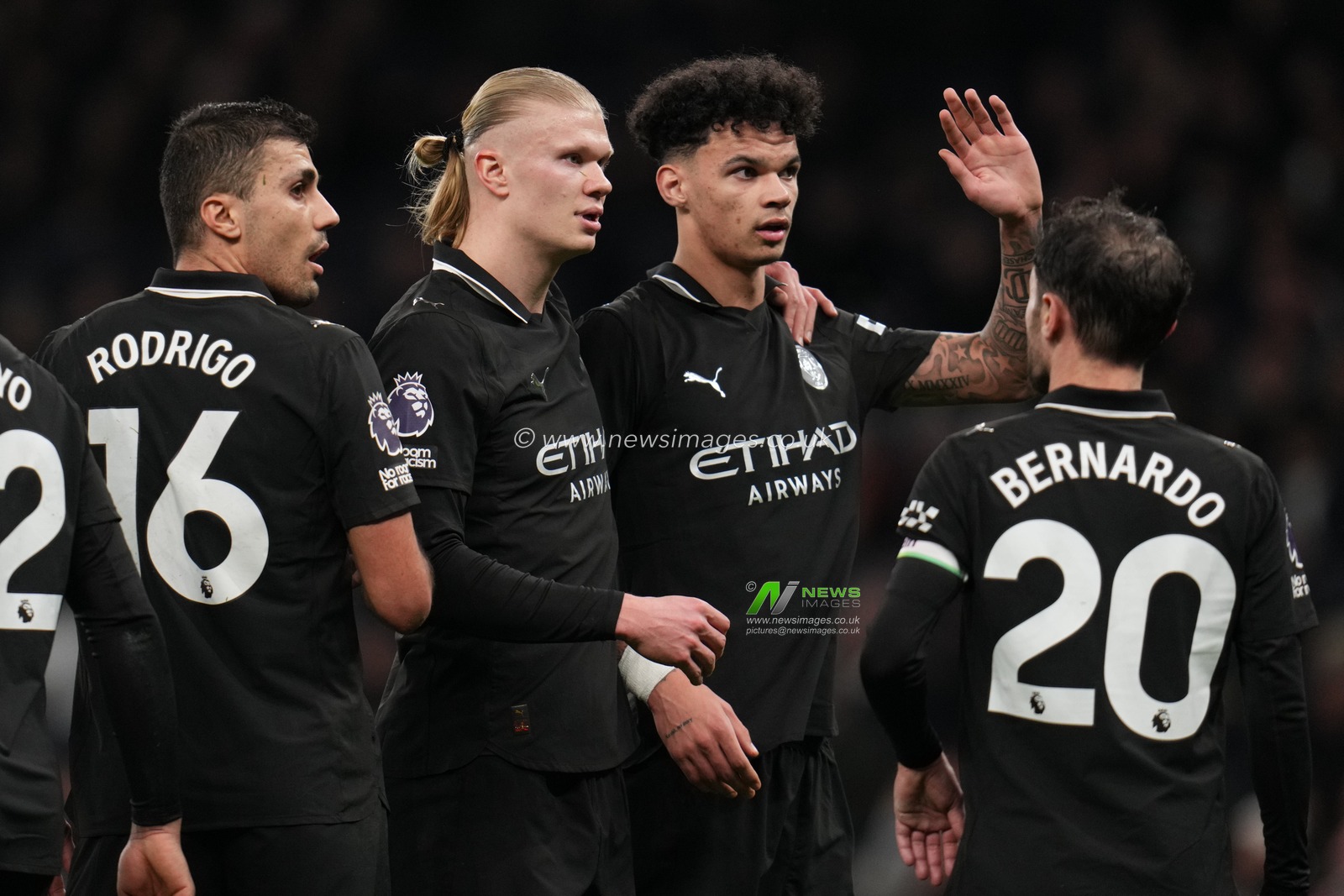 Manchester City players preparing wall during the Premier League match Tottenham Hotspur vs Manchester City at Tottenham Hotspur Stadium, London, United Kingdom, 1st February 2026

(Photo by Harvey Murphy/News Images)