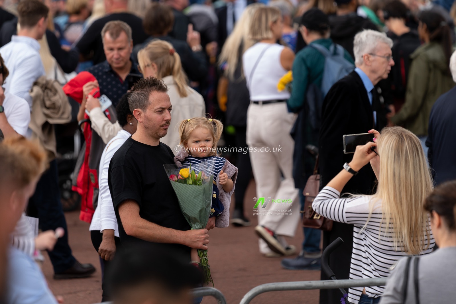 Crowds of people pay their respects after the passing of Her Majesty The Queen at Buckingham Palace, London, United Kingdom, 9th September 2022

(Photo by Richard Washbrooke/News Images)