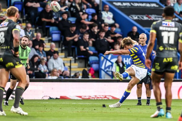 Ewan Irwin of Warrington Wolves scores a penalty during the Betfred Super League round 15 match Warrington Wolves vs Leeds Rhinos at The Halliwell Jones Stadium, Warrington, United Kingdom on 18 June 2026

(Photo by Alfie Cosgrove/News Images)