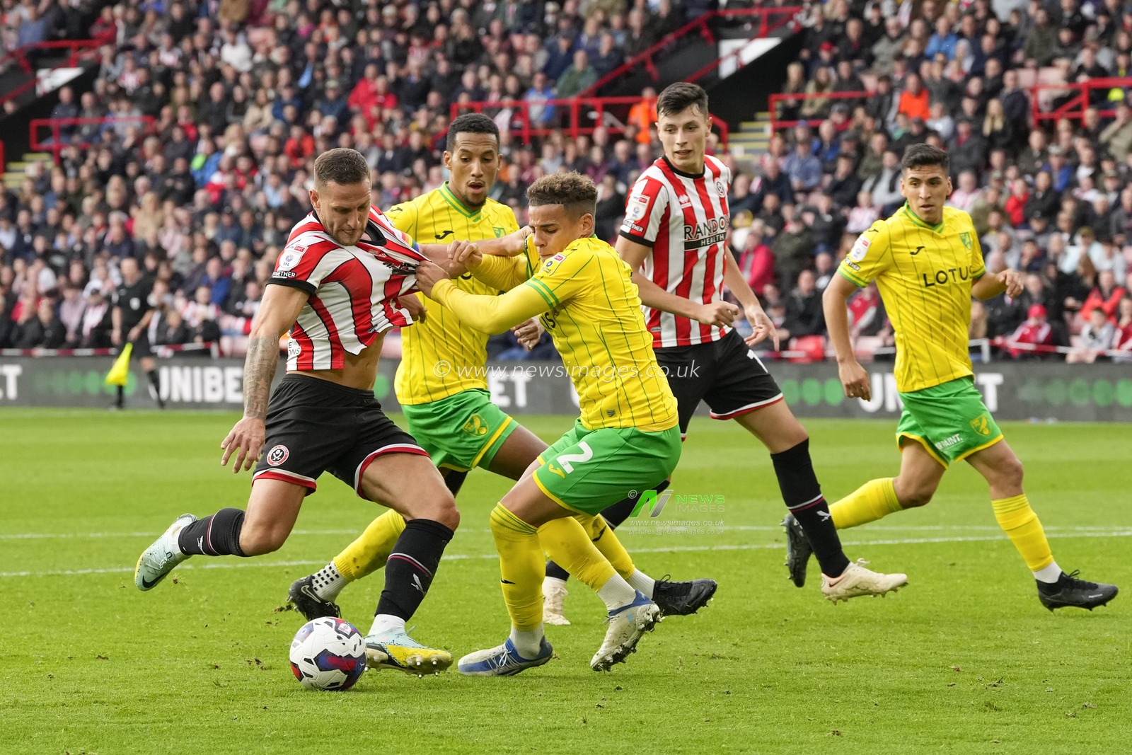 Max Aarons #2 of Norwich City holds Billy Sharp #10 of Sheffield United as he sets to shoot during the Sky Bet Championship match Sheffield United vs Norwich City at Bramall Lane, Sheffield, United Kingdom, 22nd October 2022

(Photo by Steve Flynn/News Images)