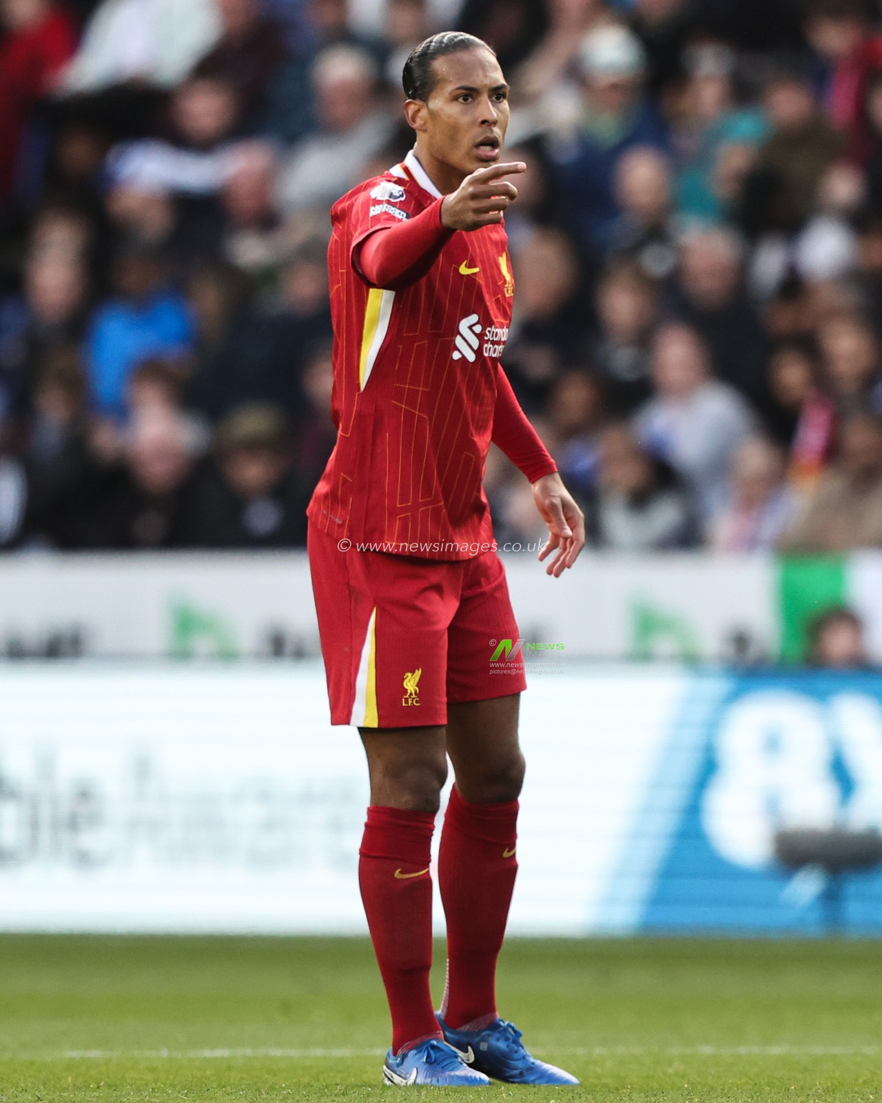 Virgil van Dijk of Liverpool gives his teammates instructions during the Premier League match Leicester City vs Liverpool at King Power Stadium, Leicester, United Kingdom, 20th April 2025

(Photo by Alfie Cosgrove/News Images)