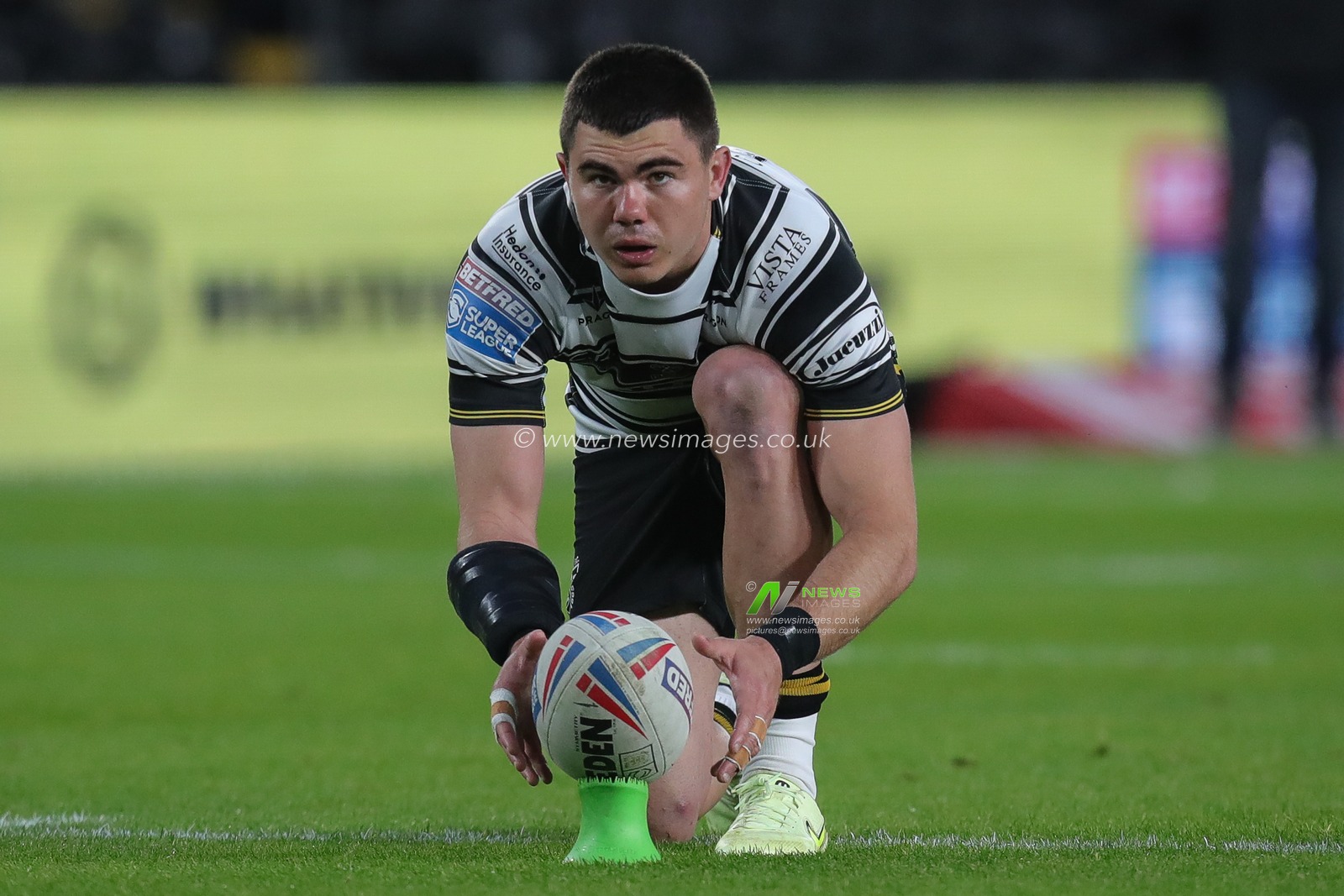 Jake Clifford #7 of Hull FC lines up the conversion attempt during the Betfred Super League Round 11 match Hull FC vs Wigan Warriors at MKM Stadium, Hull, United Kingdom, 4th May 2023

(Photo by James Heaton/News Images)