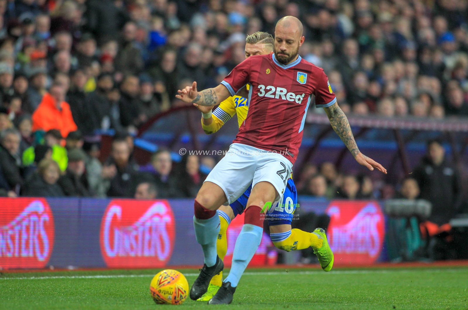 23rd December 2018, Villa Park, Birmingham, England ; Sky Bet Championship, Aston Villa vs Leeds United : 
Alan Hutton (21) of Aston Villa  holds off Ezgjan Alioski (10) of Leeds Utd 
Credit: Craig Milner/News Images

English Football League images are subject to DataCo Licence