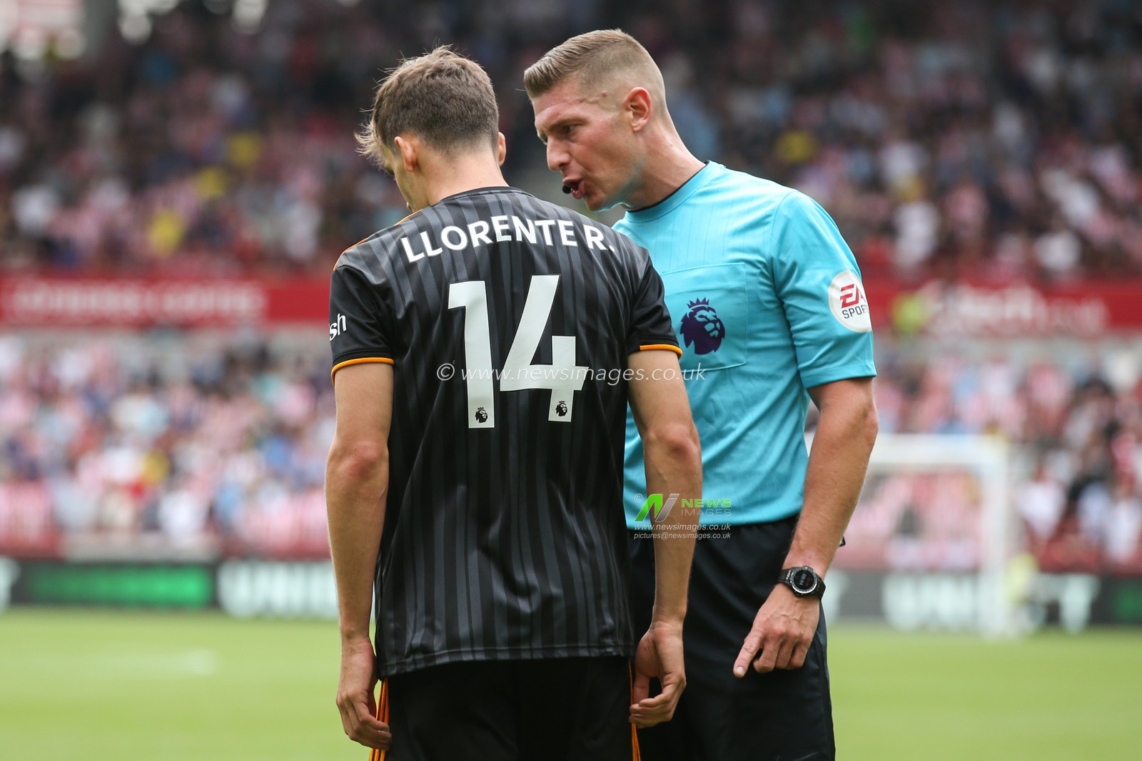 Referee Rob Jones has words with Diego Llorente #14 of Leeds United during the Premier League match Brentford vs Leeds United at Brentford Community Stadium, London, United Kingdom, 3rd September 2022

(Photo by Arron Gent/News Images)