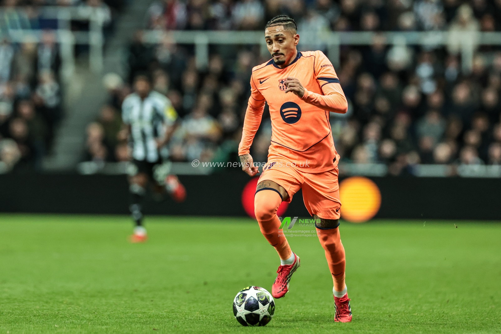 Raphinha of Barcelona breaks with the ball during the UEFA Champions League Last 16 match Newcastle Untied vs Barcelona at St. James's Park, Newcastle, United Kingdom on 10 March 2026

(Photo by Mark Cosgrove/News Images)