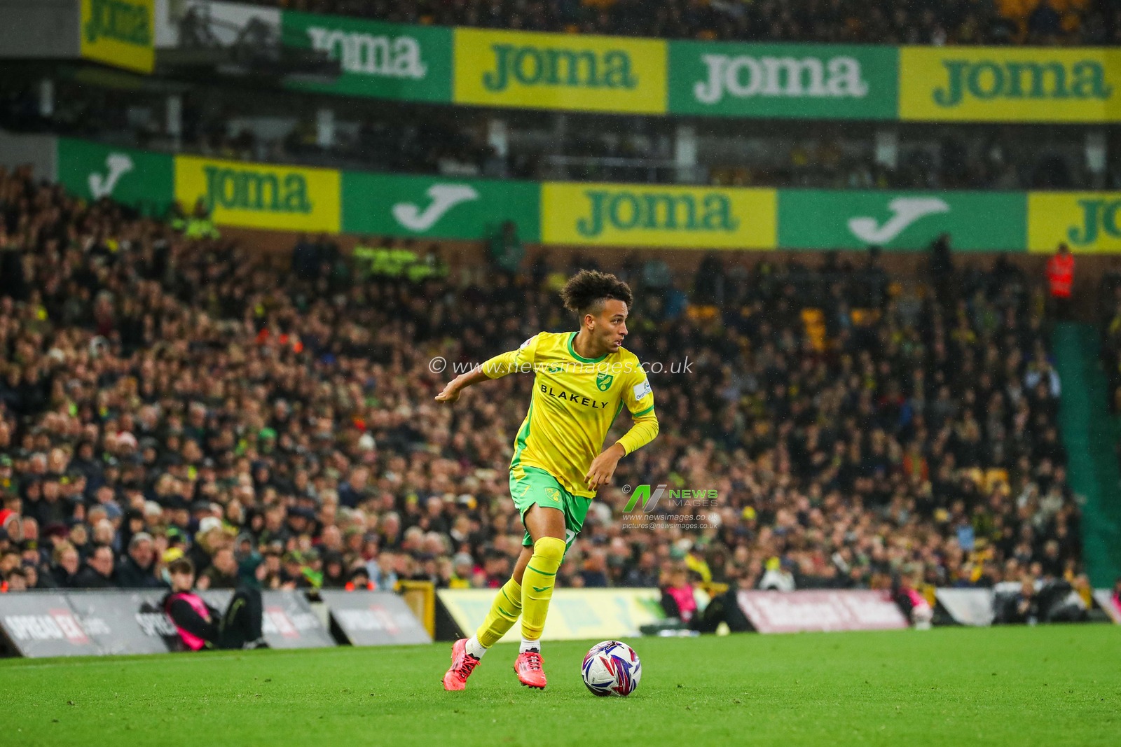 Kaide Gordon of Norwich City runs with the ball during the Sky Bet Championship match Norwich City vs Leeds United at Carrow Road, Norwich, United Kingdom, 1st October 2024

(Photo by Izzy Poles/News Images)