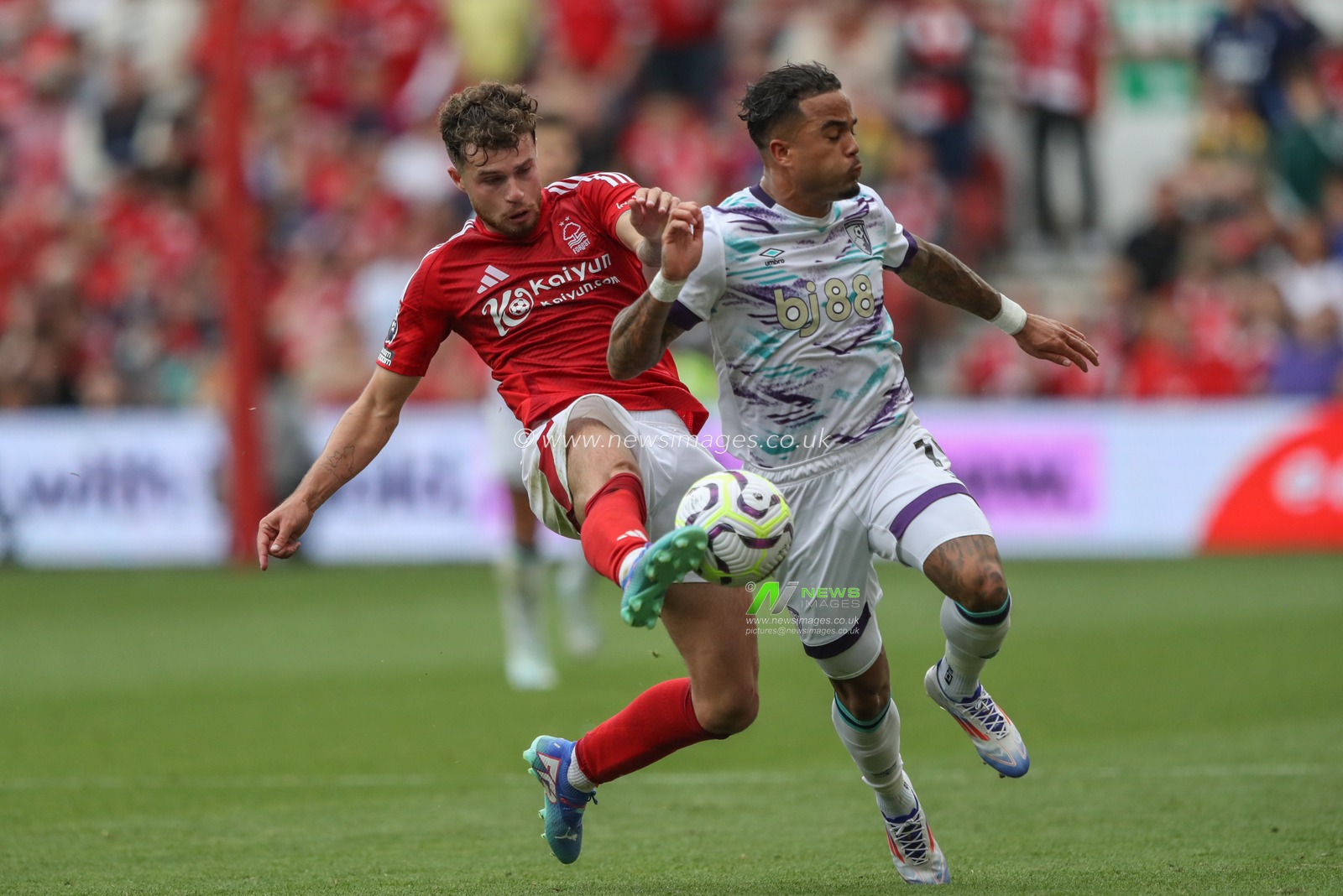 Neco Williams of Nottingham Forest and Justin Kluivert of Bournemouth battle for the ball during the Premier League match Nottingham Forest vs Bournemouth at City Ground, Nottingham, United Kingdom, 17th August 2024

(Photo by Alfie Cosgrove/News Images)