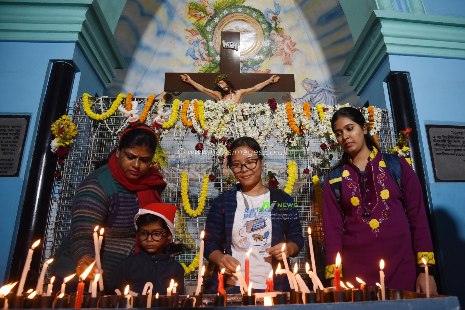 People's Candle Light pray inside St. Teresa's Church on the occasion Christmas Eve marking the birth of Jesus Christ on December 24,2024 in Kolkata,India.Pictures by Debajyoti Chakraborty.(Photo: Debajyoti Chakraborty/News Images)