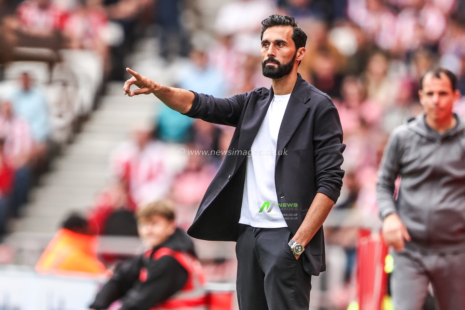 Alvaro Arbeloa manager of Fulham gives his team instructions during the Premier League match Sunderland vs Fulham at Stadium Of Light, Sunderland, United Kingdom on 30 August 2026

(Photo by Alfie Cosgrove/News Images)