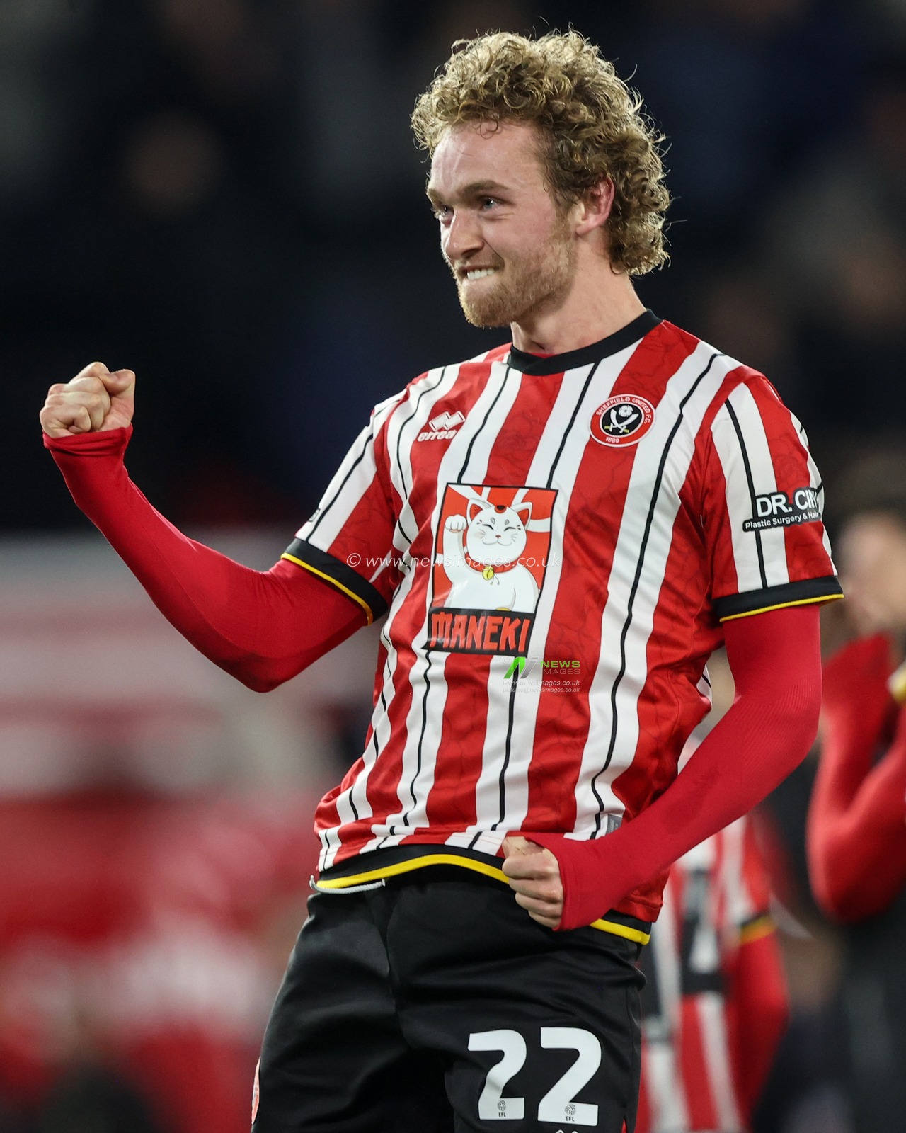 Goal scorer Tom Davies of Sheffield United celebrates the 1-0 win with the home fans during the Sky Bet Championship match Sheffield United vs Sunderland at Bramall Lane, Sheffield, United Kingdom, 29th November 2024

(Photo by Alfie Cosgrove/News Images)