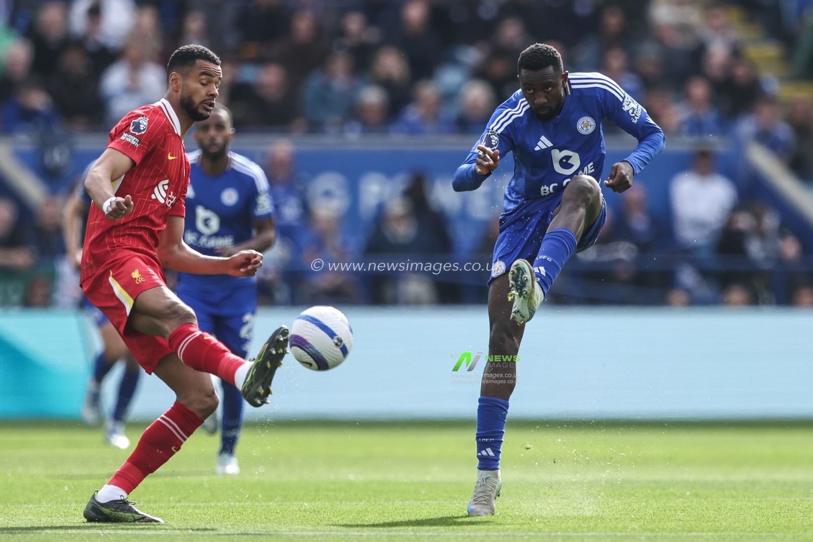 Wilfred Ndidi of Leicester City passes the ball during the Premier League match Leicester City vs Liverpool at King Power Stadium, Leicester, United Kingdom, 20th April 2025

(Photo by Alfie Cosgrove/News Images)