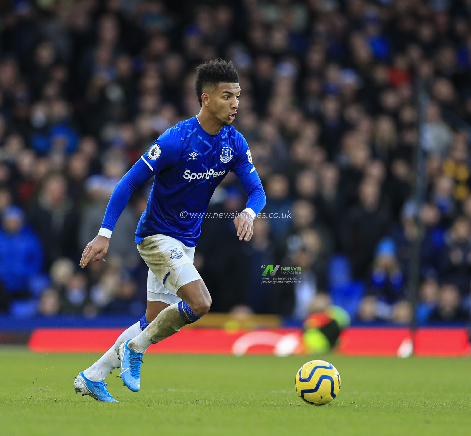 21st December 2019, Goodison Park, Liverpool, England; Premier League, Everton v Arsenal : Mason Holgate (2) of Everton runs with the ball

Credit: Conor Molloy/News Images