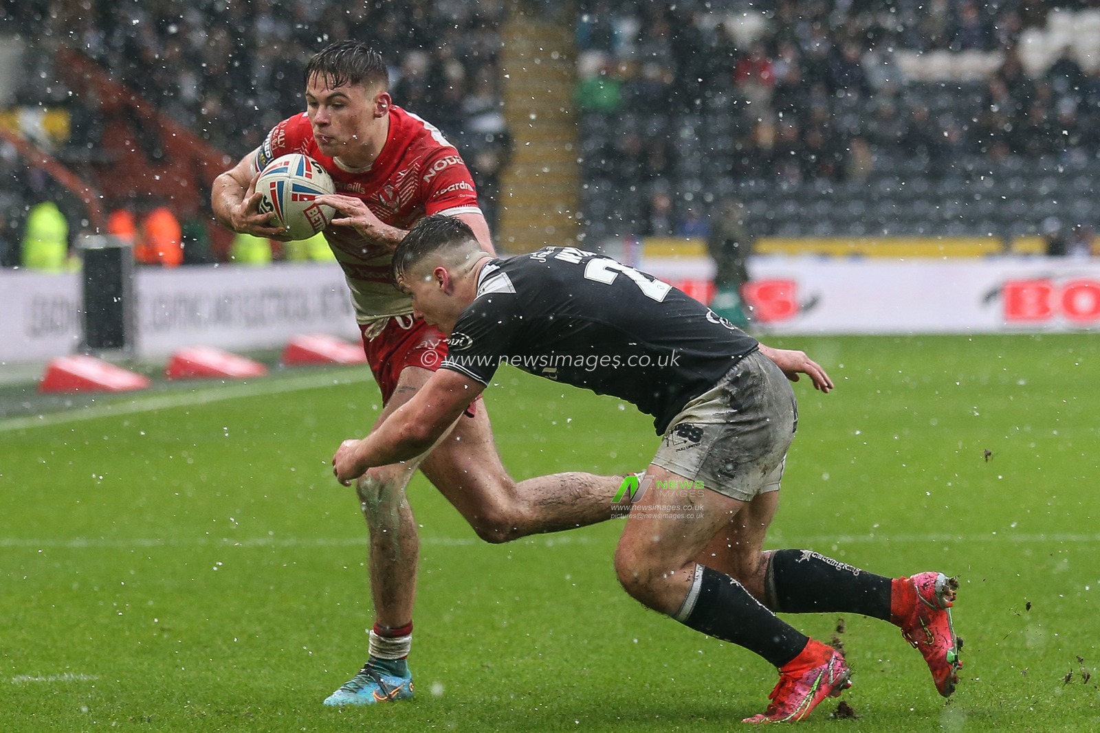 Jack Welsby (1) of St Helens looks to go past Connor Wynne (23) of Hull FC