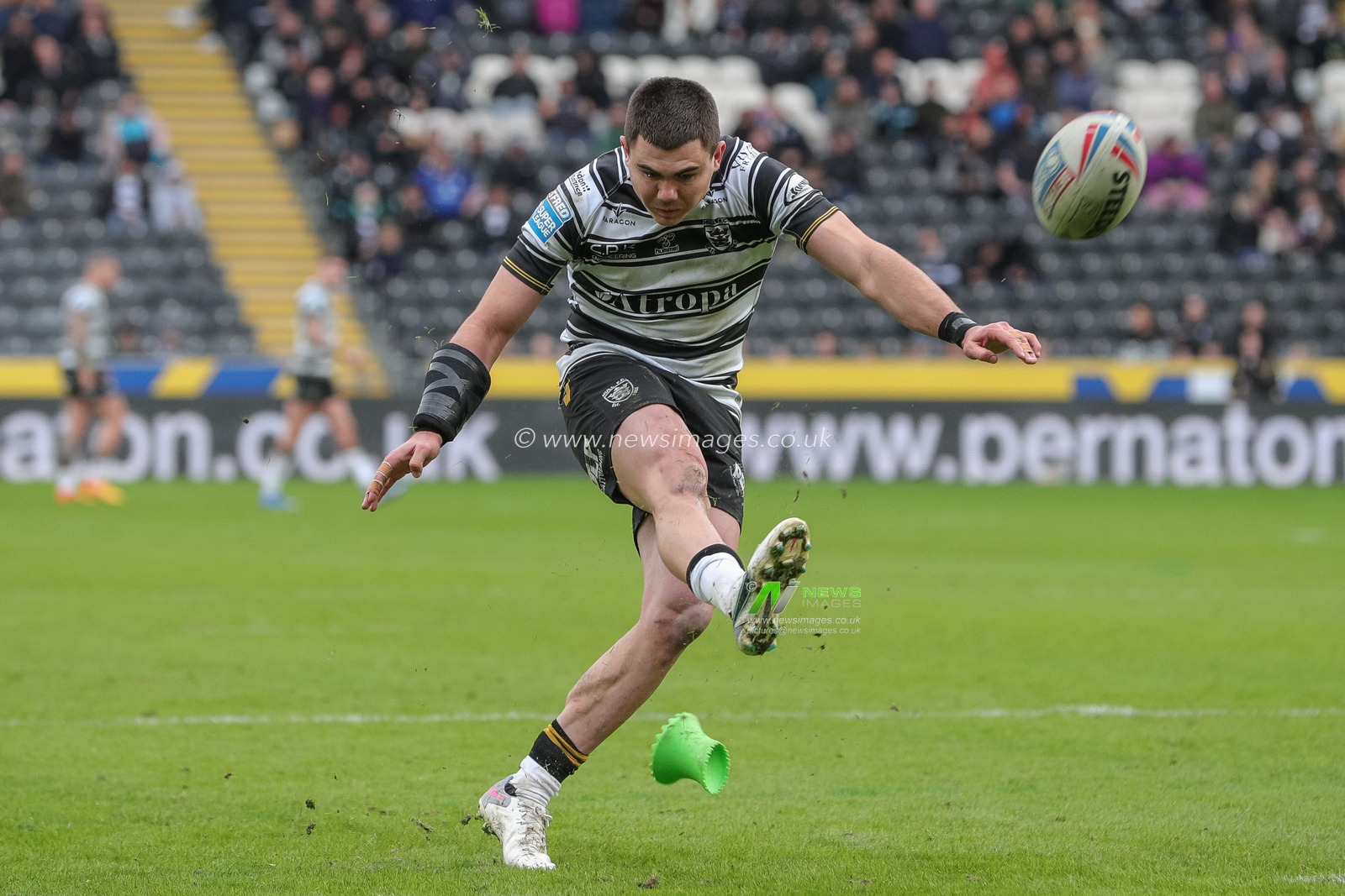 Jake Clifford #7 of Hull FC takes the conversion kick and scores to make it 12-22 in the second half of the Betfred Super League  Round 6 match Hull FC vs Leigh Leopards at MKM Stadium, Hull, United Kingdom, 25th March 2023

(Photo by James Heaton/News Images)