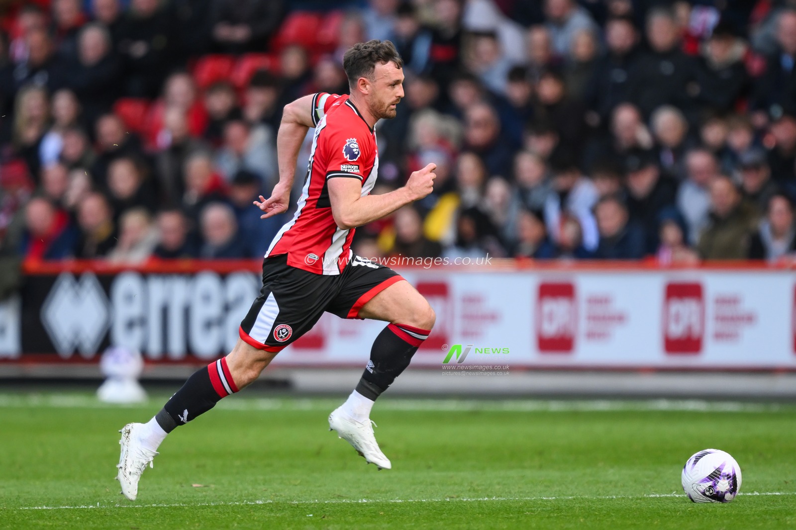 Jack Robinson of Sheffield United makes a break with the ball during the Premier League match Sheffield United vs Chelsea at Bramall Lane, Sheffield, United Kingdom, 7th April 2024

(Photo by Craig Thomas/News Images)