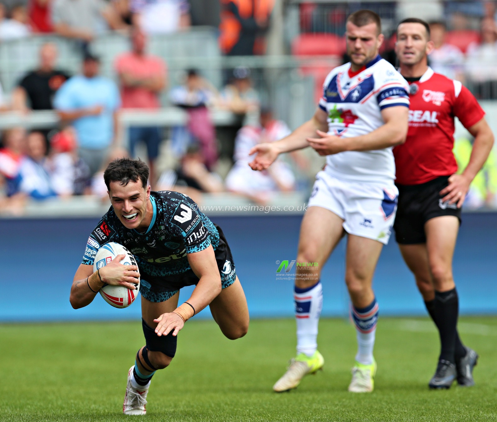 David Armstrong of Leigh Leopards scores a try during the Betfred Super League Round 14 match Wakefield Trinity vs Leigh Leopards at DIY Kitchens Stadium, Wakefield, United Kingdom, 15th June 2025

(Photo by Sam Eaden/News Images)