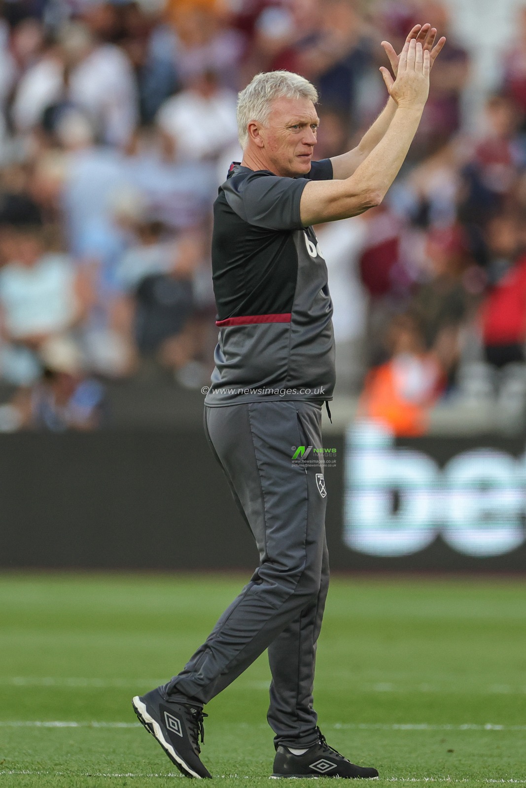 David Moyes manager of West Ham United applauds the home fans after the Premier League match West Ham United vs Chelsea at London Stadium, London, United Kingdom, 20th August 2023

(Photo by Mark Cosgrove/News Images)