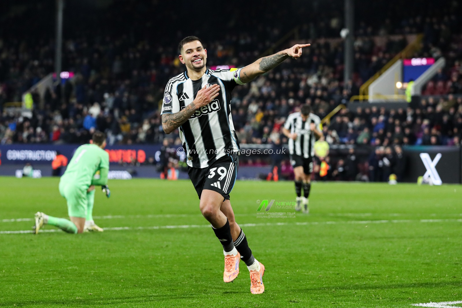 Bruno Guimaraes of Newcastle United scores and celebrates to make it 1-3 during the Premier League match Burnley vs Newcastle United at Turf Moor, Burnley, United Kingdom, 30th December 2025

(Photo by Jorge Horsted/News Images)

*** GER AUT SUI OUT ***