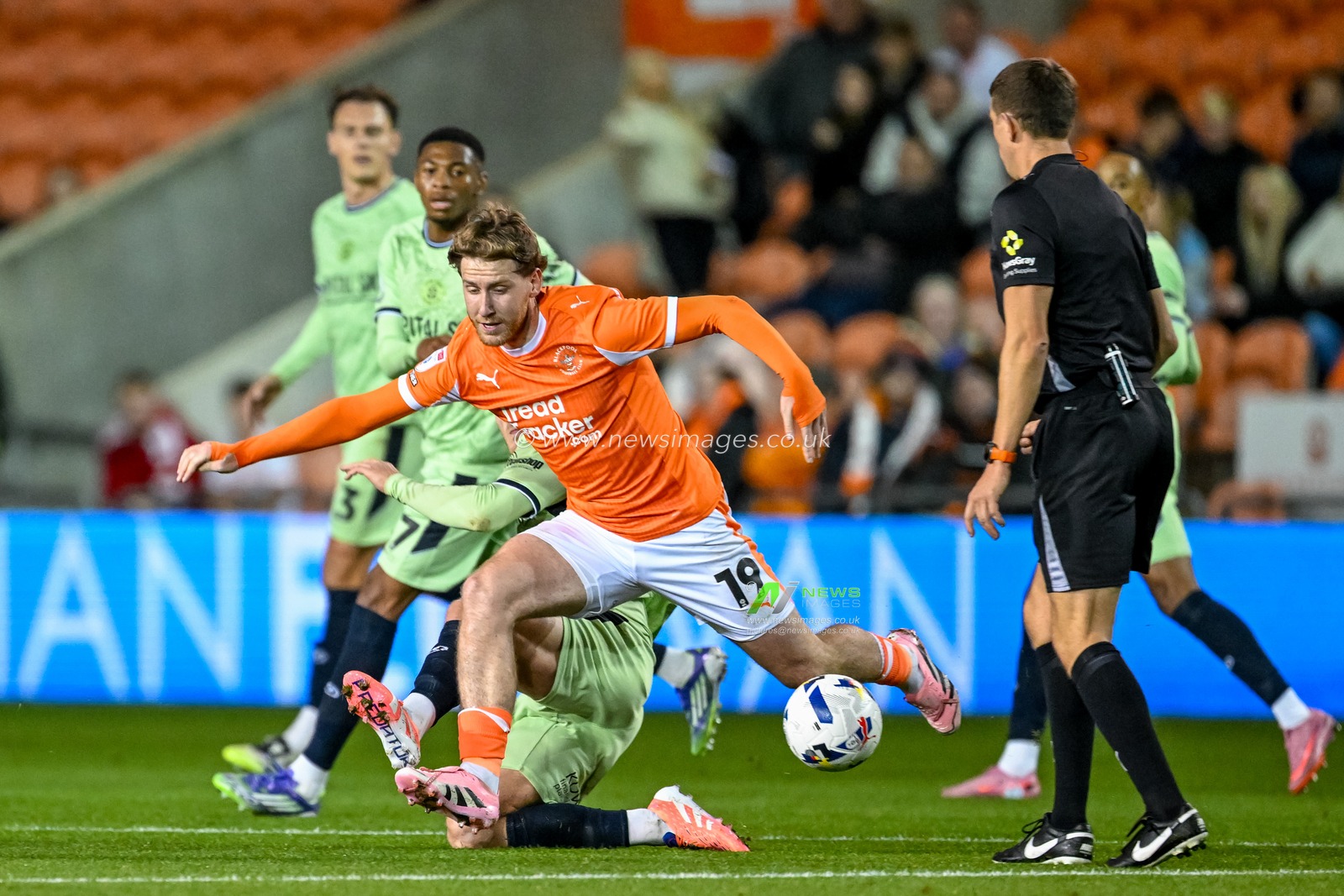 Josh Bowler of Blackpool  stretches during a challenge for the ball during the Sky Bet League 1 match Blackpool vs Luton Town at Bloomfield Road, Blackpool, United Kingdom, 30th September 2025

(Photo by Adam Gee/News Images)