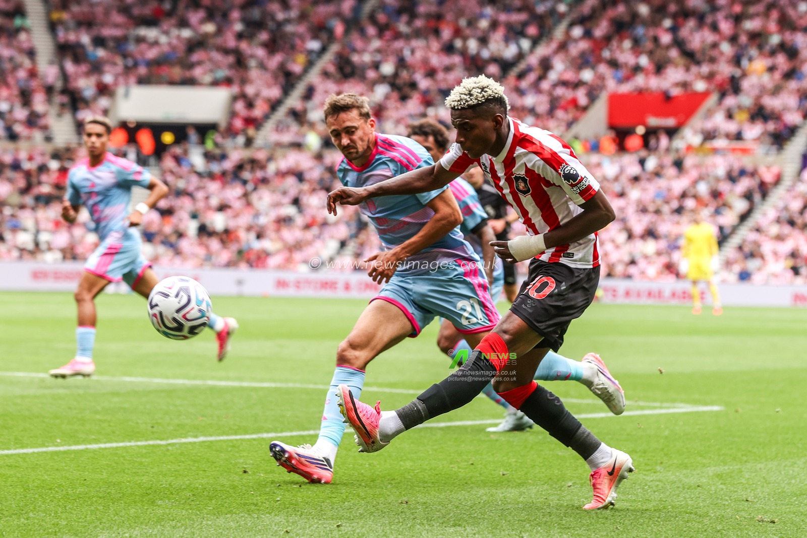 Nilson Angulo of Sunderland crosses the ball into the box during the Premier League match Sunderland vs Fulham at Stadium Of Light, Sunderland, United Kingdom on 30 August 2026

(Photo by Alfie Cosgrove/News Images)