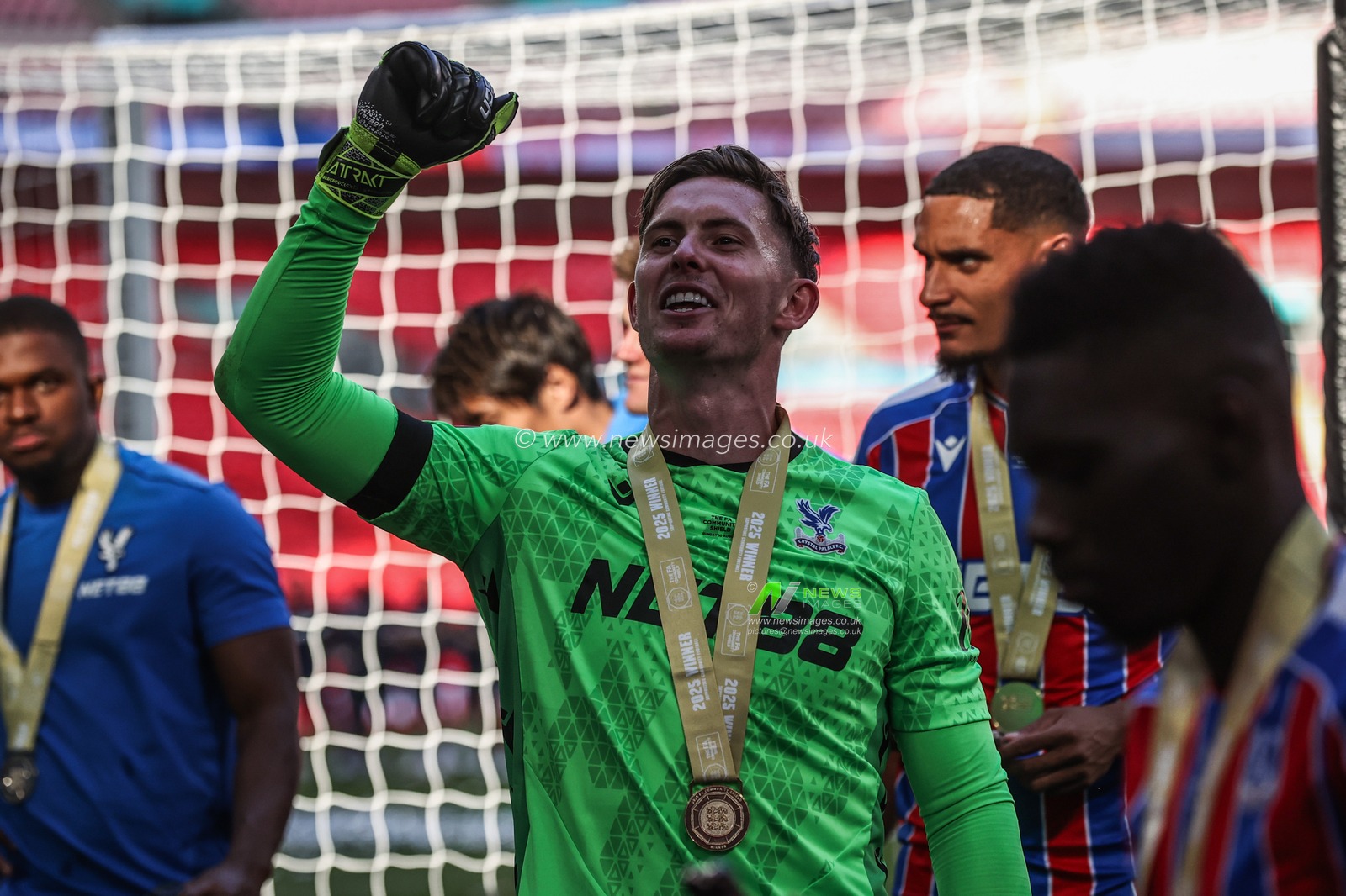 Dean Henderson of Crystal Palace celebrates with the Crystal Palace fans during the The FA Community Shield match Crystal Palace vs Liverpool at Wembley Stadium, London, United Kingdom, 10th August 2025

(Photo by Alfie Cosgrove/News Images)