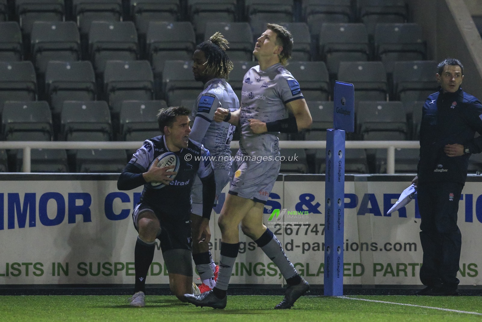 TRY Toby Flood of Newcastle Falcons scores his sides second try