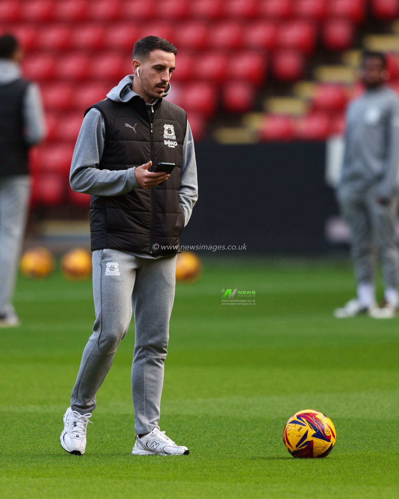 Julio Pleguezuelo of Plymouth Argyle arrives ahead of the Sky Bet Championship match Sheffield United vs Plymouth Argyle at Bramall Lane, Sheffield, United Kingdom, 14th December 2024

(Photo by Alex Roebuck/News Images)