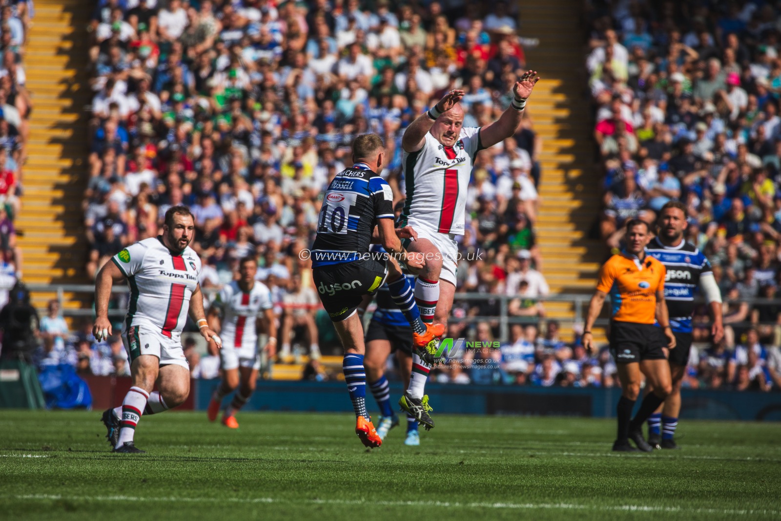 Dan Cole of Leicester Tigers charges down Finn Russell of Bath during the Gallagher Premiership Play-off Final 2025 Bath Rugby v Leicester Tigers at Allianz Stadium, Twickenham, United Kingdom, 14th June 2025

(Photo by Craig Evans/News Images)