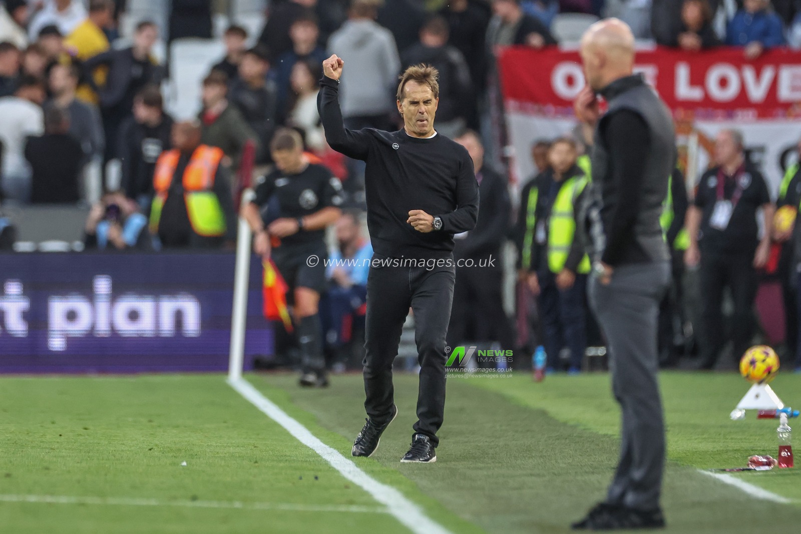 Julen Lopetegui manager of West Ham United celebrates the 2-1 win during the Premier League match West Ham United vs Manchester United at London Stadium, London, United Kingdom, 27th October 2024

(Photo by Mark Cosgrove/News Images)