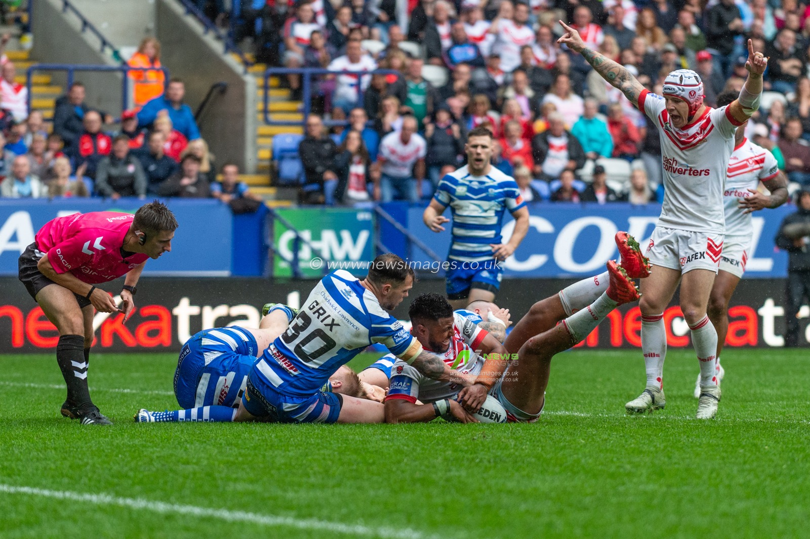 27th July 2019 , University of Bolton Stadium, Bolton, England; 2019 Coral Challenge Cup Semi-Final, St Helens vs Halifax RLFC ; Dominique Peryoux of St Helens scores a try


Credit: Richard Long/News Images