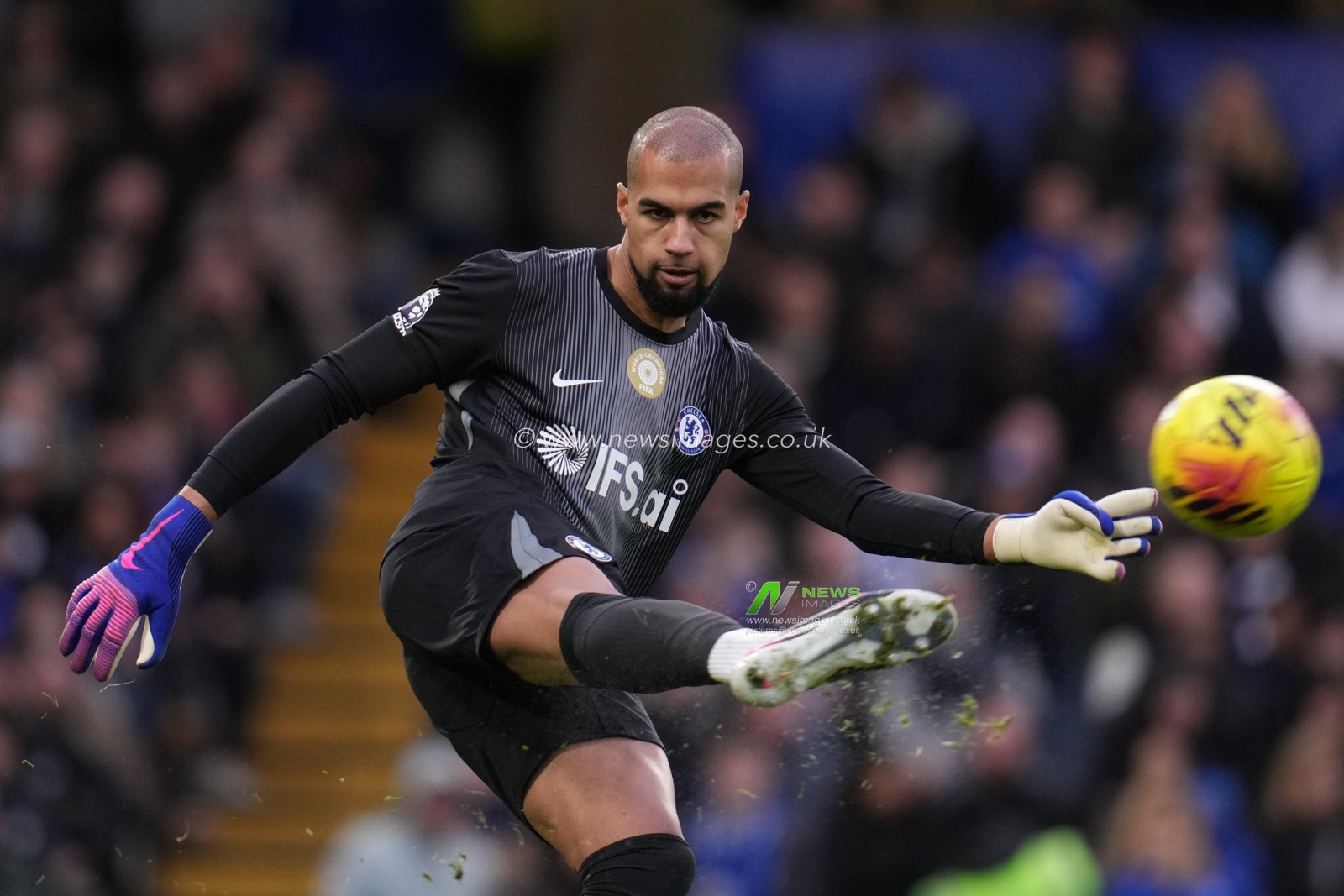 Chelsea goalkeeper Robert Sanchez during the Premier League match Chelsea vs Burnley at Stamford Bridge, London, United Kingdom on 21 February 2026

(Photo by Harvey Murphy/News Images)