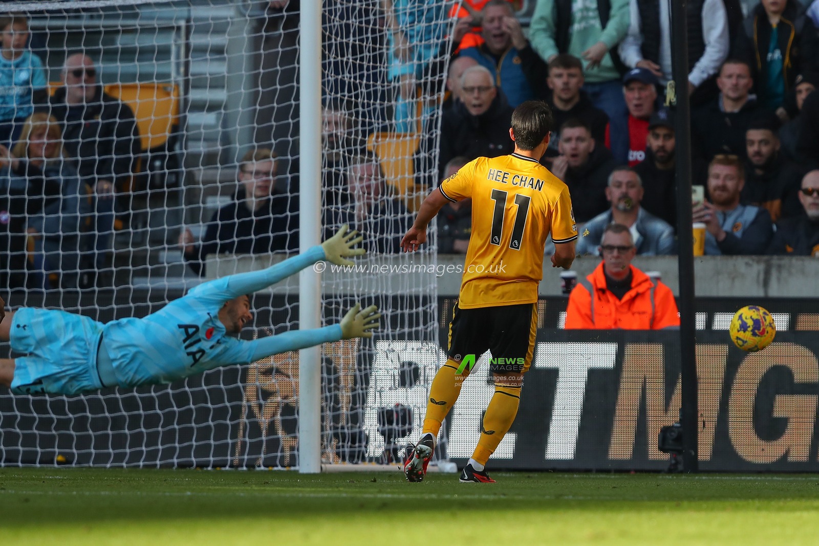 Hwang Hee-Chan #11 of Wolverhampton Wanderers has a shot at goal which goes wide during the Premier League match Wolverhampton Wanderers vs Tottenham Hotspur at Molineux, Wolverhampton, United Kingdom, 11th November 2023

(Photo by Gareth Evans/News Images)