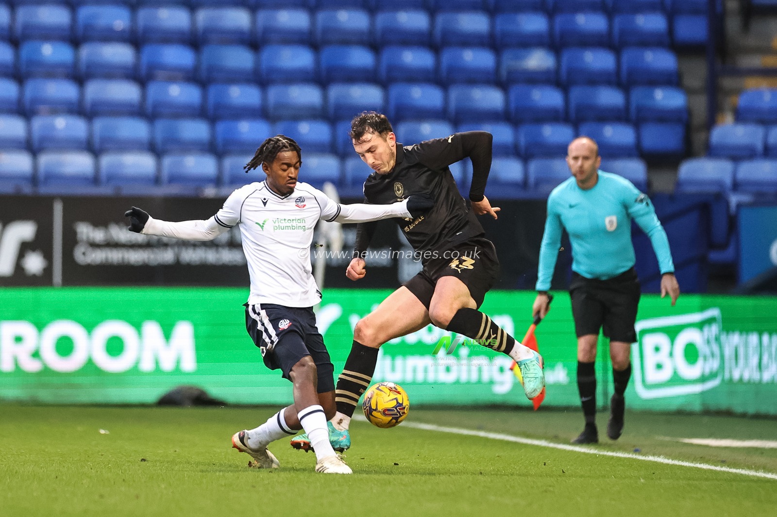 Josh Earl of Barnsley in action during the Sky Bet League 1 match Bolton Wanderers vs Barnsley at Toughsheet Community Stadium, Bolton, United Kingdom, 3rd February 2024

(Photo by Mark Cosgrove/News Images)