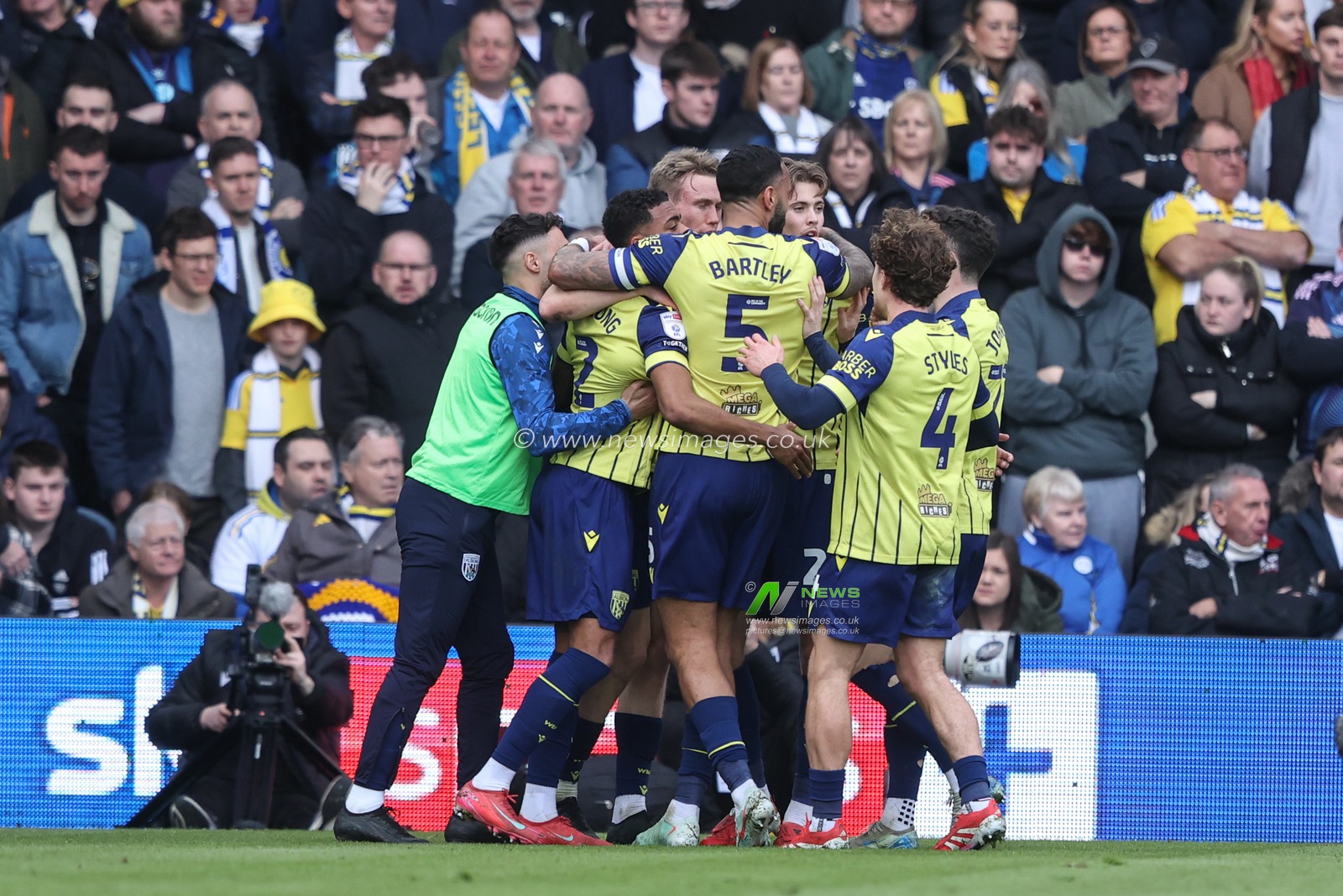 John Swift of West Bromwich Albion celebrates his goal to make it 1-1 during the Sky Bet Championship match Leeds United vs West Bromwich Albion at Elland Road, Leeds, United Kingdom, 1st March 2025

(Photo by Alfie Cosgrove/News Images)