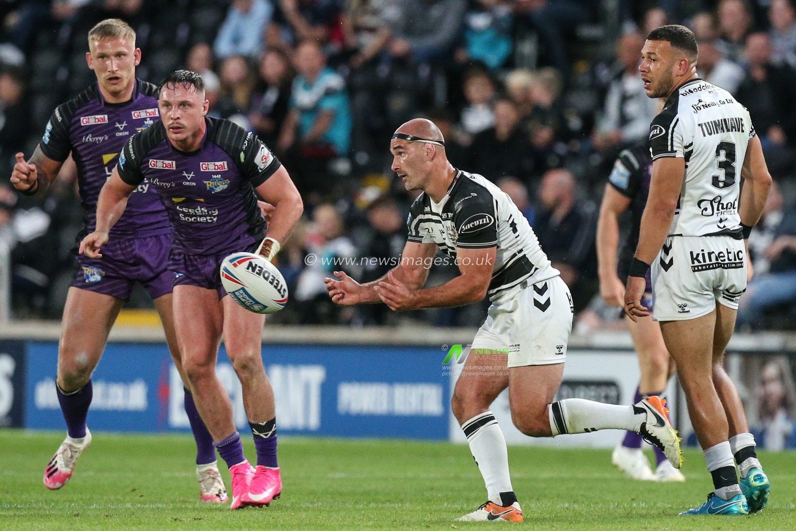Danny Houghton (9) of Hull FC passes the ball