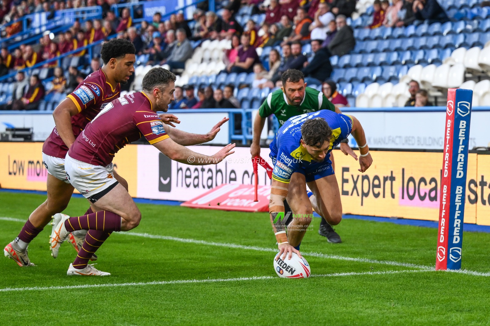 Matty Ashton of Warrington Wolves goes over for a try during the Betfred Super League Round 26 match Huddersfield Giants vs Warrington Wolves at John Smith's Stadium, Huddersfield, United Kingdom, 14th September 2024

(Photo by Craig Thomas/News Images)