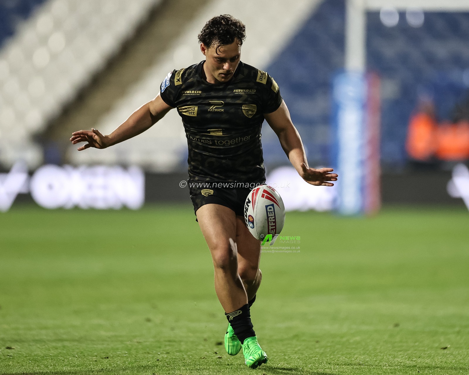 Lachlan Lam of Leigh Leopards in action during the Betfred Super League Round 12 match Huddersfield Giants vs Leigh Leopards at John Smith's Stadium, Huddersfield, United Kingdom, 24th May 2024

(Photo by Mark Cosgrove/News Images)