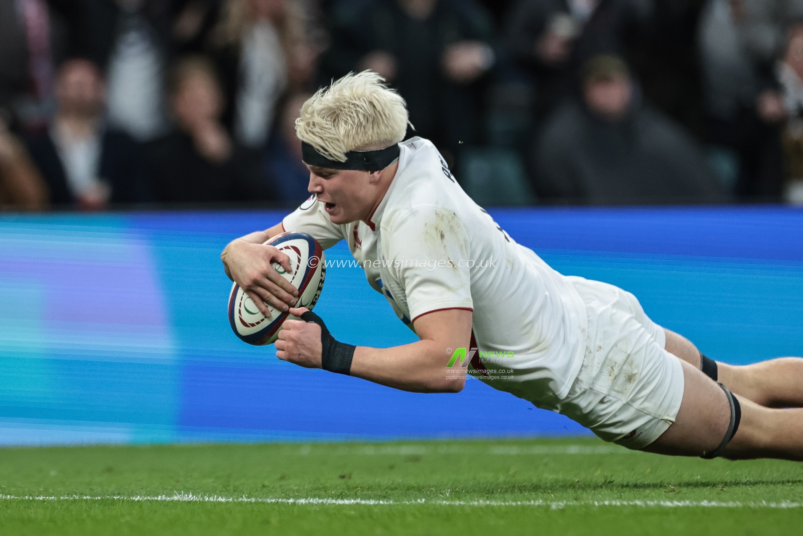 Henry Pollock of England goes over for a try during the Quilter Nations Series 2025 match England vs Australia at Allianz Stadium, Twickenham, United Kingdom, 1st November 2025

(Photo by Mark Cosgrove/News Images)

*** GER AUT SUI OUT ***