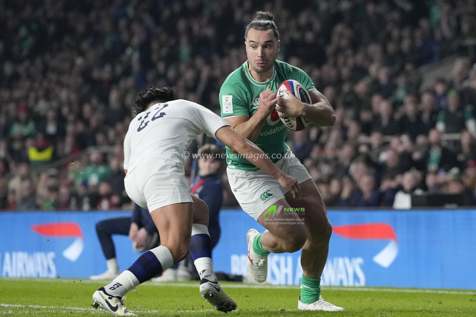 James Lowe of Ireland is challenges by Marcus Smith of England during the 2024 Guinness 6 Nations match England vs Ireland at Twickenham Stadium, Twickenham, United Kingdom, 9th March 2024

(Photo by Steve Flynn/News Images)