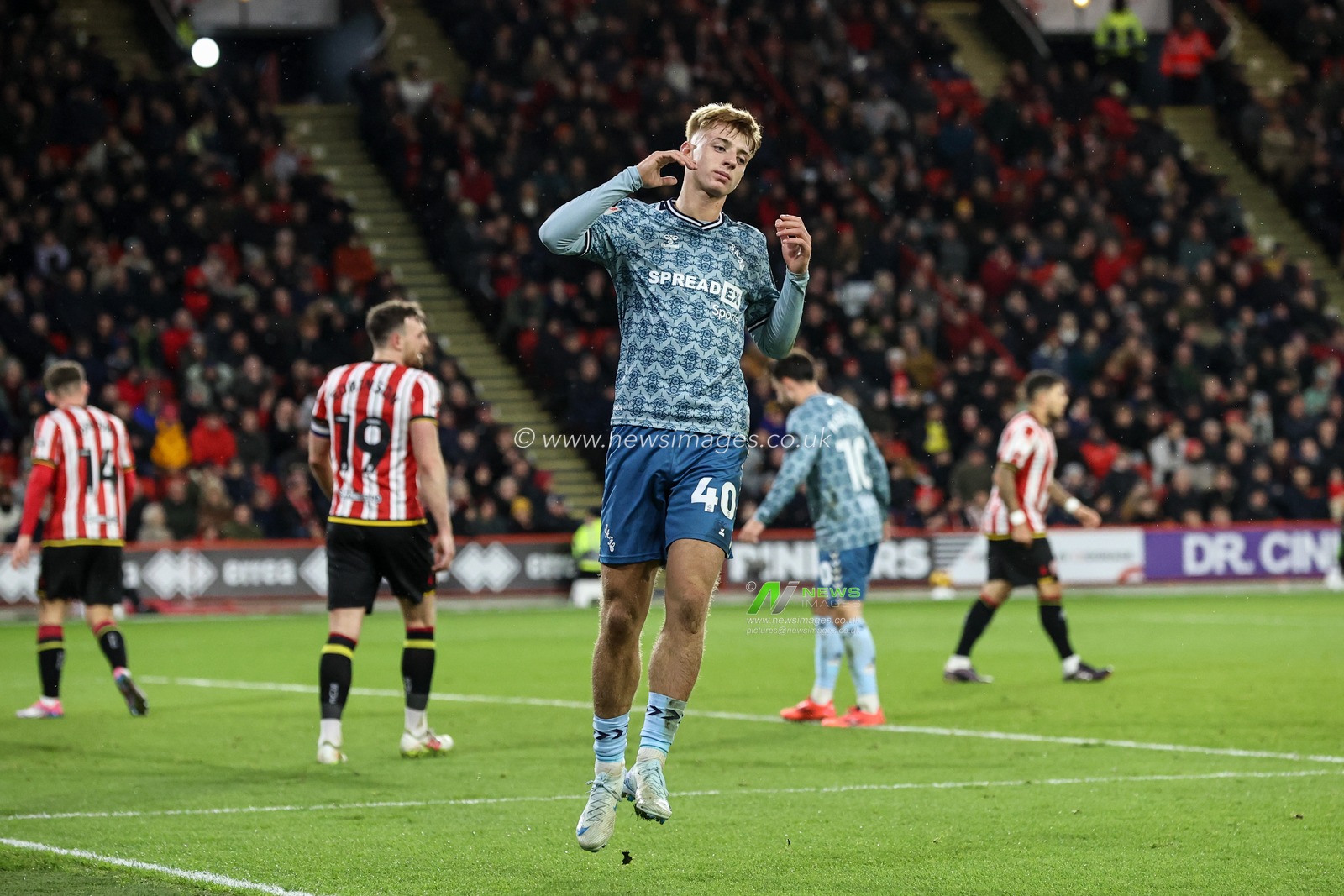 Tom Watson of Sunderland reacts after a missed chance on goal during the Sky Bet Championship match Sheffield United vs Sunderland at Bramall Lane, Sheffield, United Kingdom, 29th November 2024

(Photo by Alfie Cosgrove/News Images)