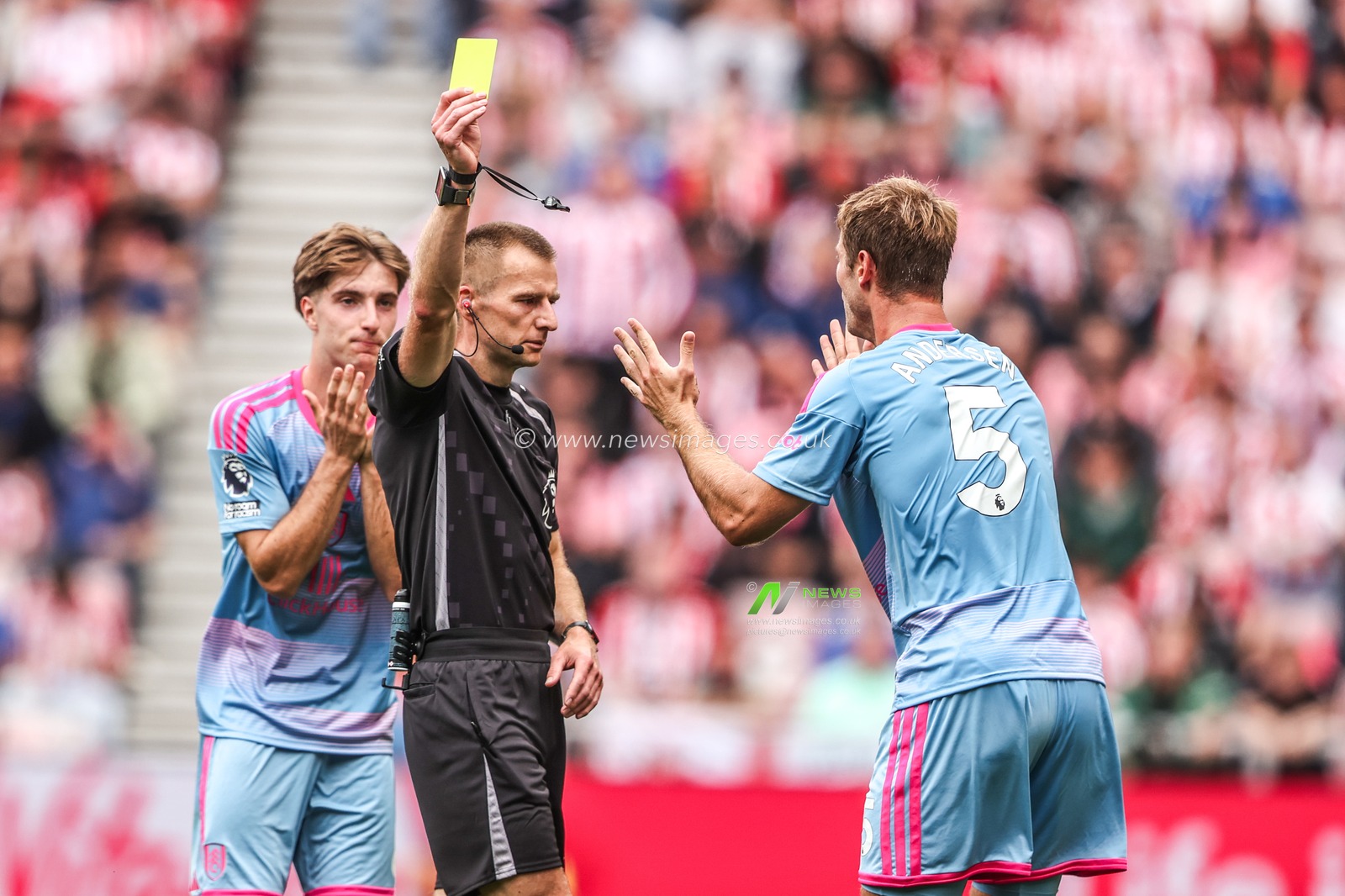 Referee Michael Salisbury gives a yellow card to Joachim Andersen of Fulham during the Premier League match Sunderland vs Fulham at Stadium Of Light, Sunderland, United Kingdom on 30 August 2026

(Photo by Alfie Cosgrove/News Images)