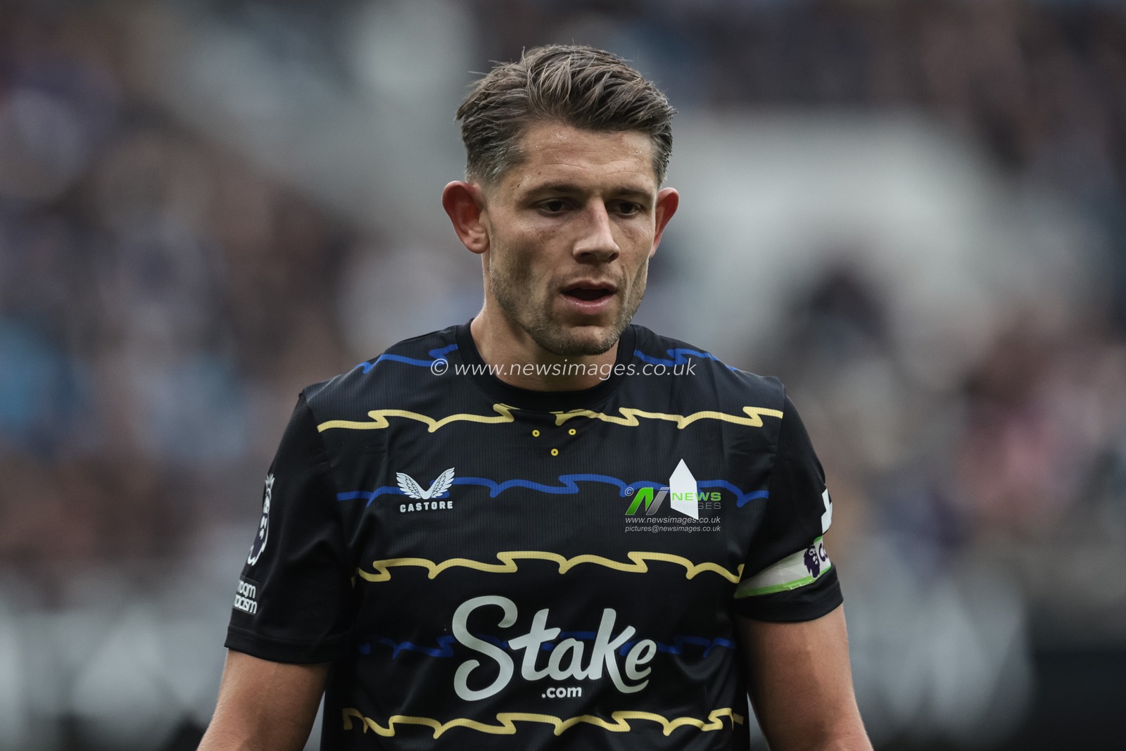James Tarkowski of Everton during the Premier League match Manchester City vs Everton at Etihad Stadium, Manchester, United Kingdom, 18th October 2025

(Photo by Mark Cosgrove/News Images)