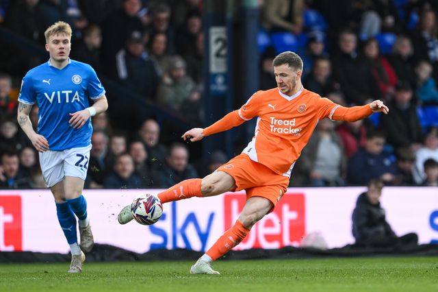 Lee Evans of Blackpool passes the ball during the Sky Bet League 1 match Stockport County vs Blackpool at Edgeley Park Stadium, Stockport, United Kingdom, 1st March 2025

(Photo by Craig Thomas/News Images)