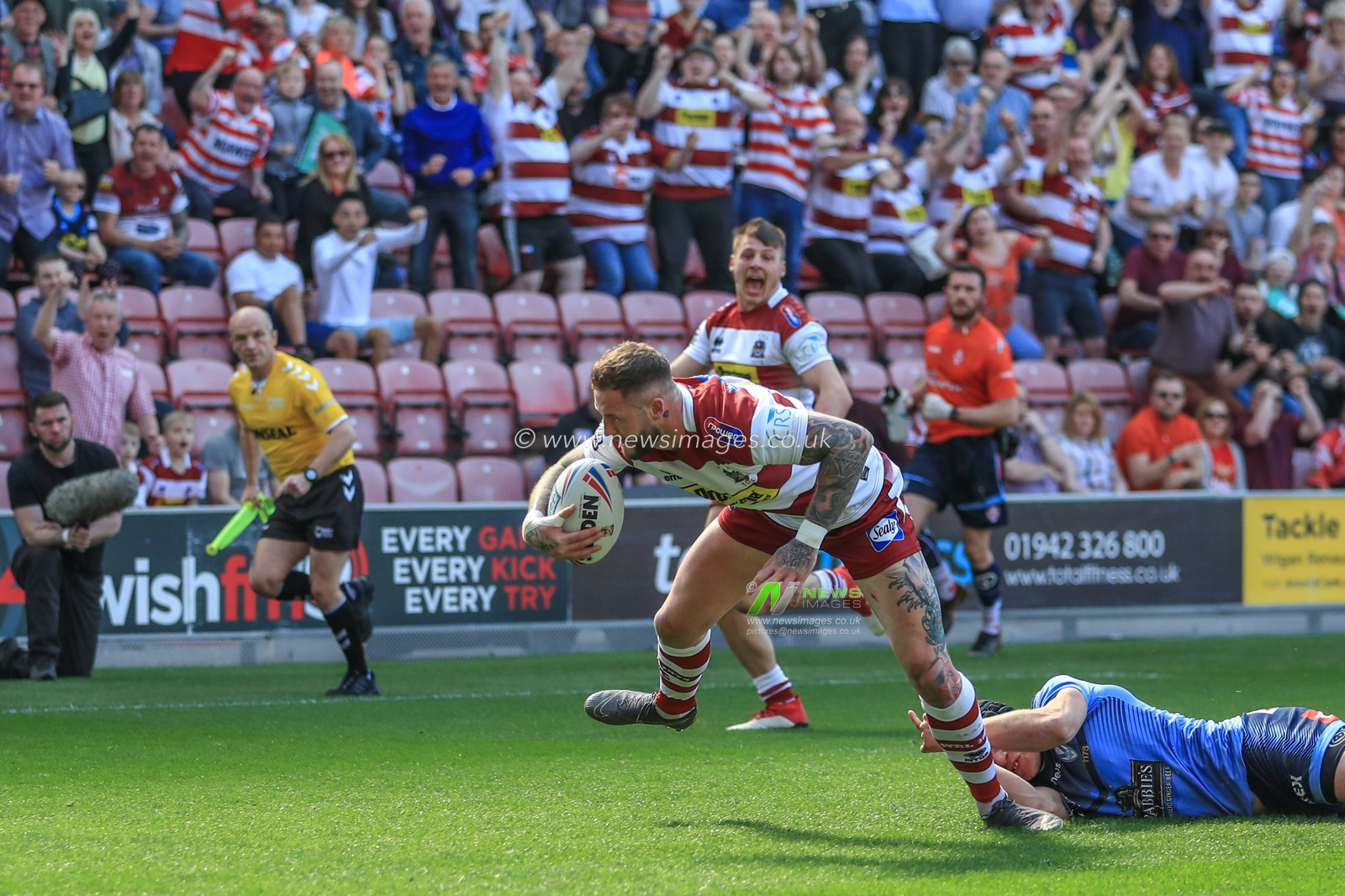 19th April  2019 , DW Stadium, Wigan, England;  Betfred Super League, Round 11, Wigan Warriors vs St Helens ; Zak Hardaker (20) of Wigan Warriors goes over for a try 

Credit: Mark Cosgrove/News Images