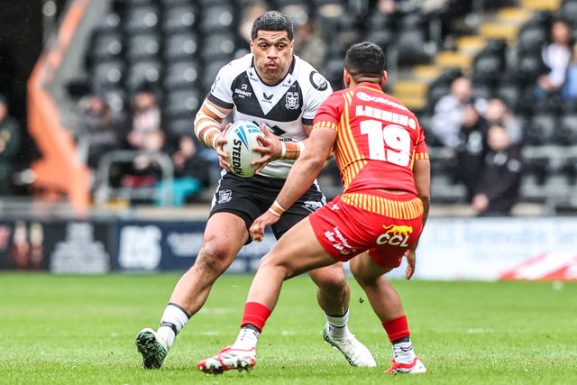 John Asiata of Hull FC breaks with the ball under pressure from Kruise Leeming of Catalans Dragons during the Betfred Super League round 6 match Hull FC vs Catalans Dragons at MKM Stadium, Hull, United Kingdom on 29 March 2026

(Photo by Alfie Cosgrove/News Images)