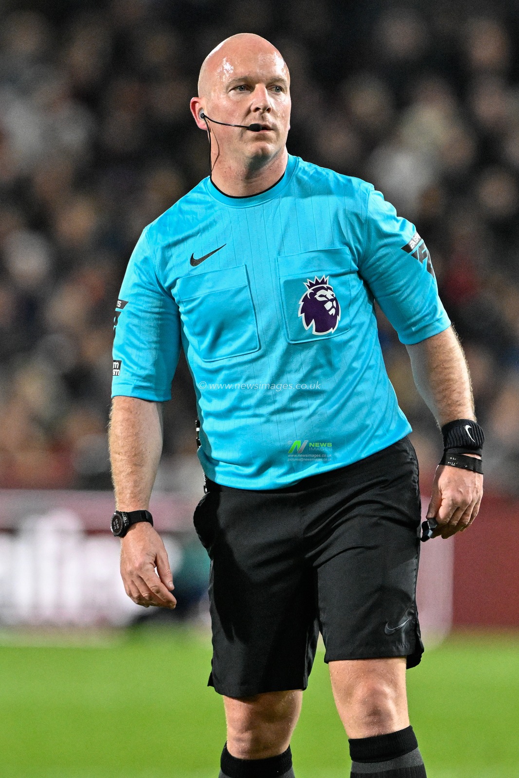 Referee Simon Hooper during the Premier League match Brentford vs Manchester United at The Gtech Community Stadium, London, United Kingdom, 30th March 2024

(Photo by Cody Froggatt/News Images)