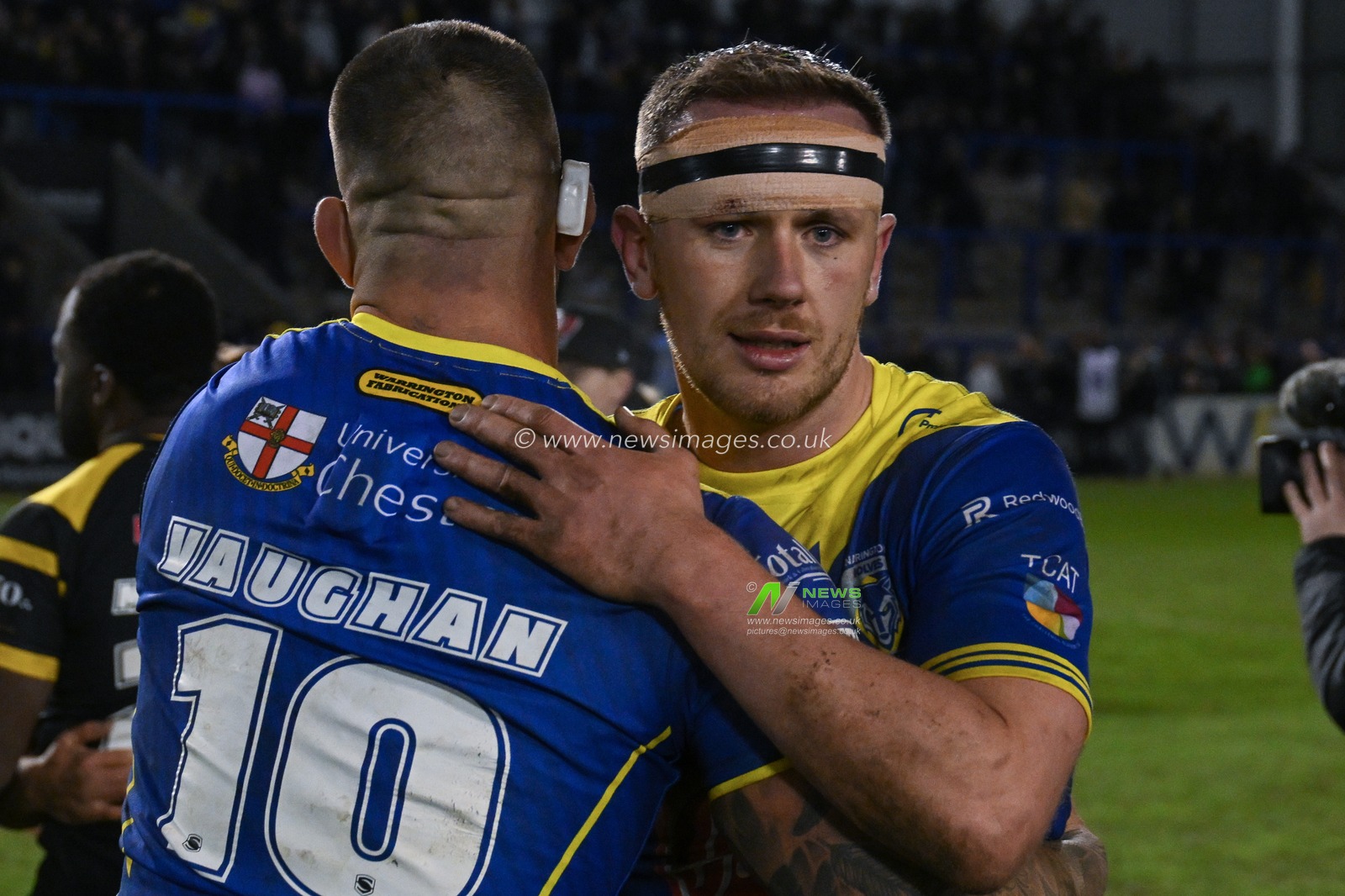 Paul Vaughan of Warrington Wolves embraces Ben Currie of Warrington Wolves after the game during the Betfred Super League Round 3 match Warrington Wolves vs Castleford Tigers at Halliwell Jones Stadium, Warrington, United Kingdom, 1st March 2024

(Photo by Craig Thomas/News Images)