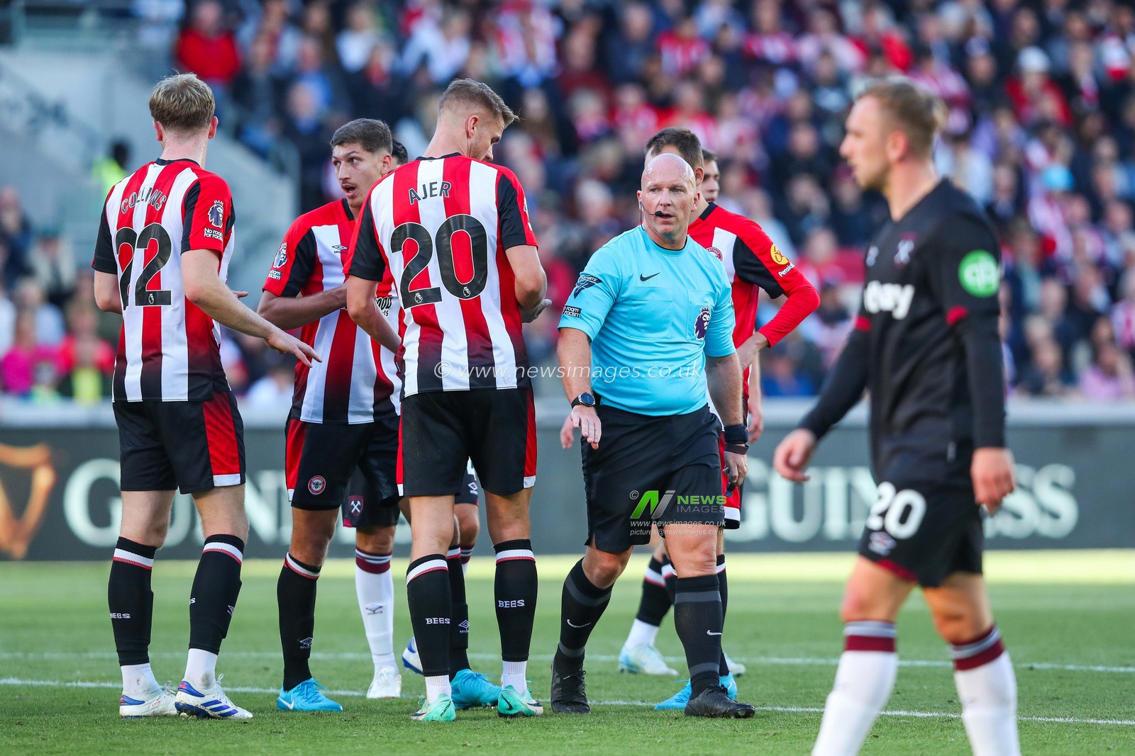 Brentford appeal for a penalty to referee Simon Hooper during the Premier League match Brentford vs West Ham United at The Gtech Community Stadium, London, United Kingdom, 28th September 2024

(Photo by Izzy Poles/News Images)